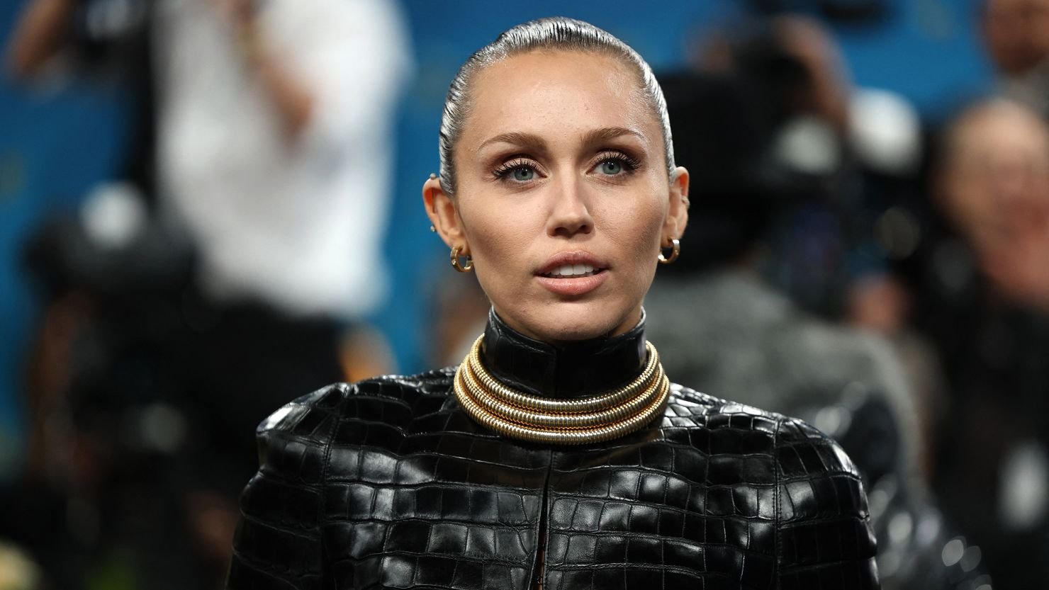 Miley Cyrus rocking her way to millions with a voice, style, and attitude that keeps fans and critics talking in 2025. Miley Cyrus Net Worth 2025 Career Salary Biography and How She Built It