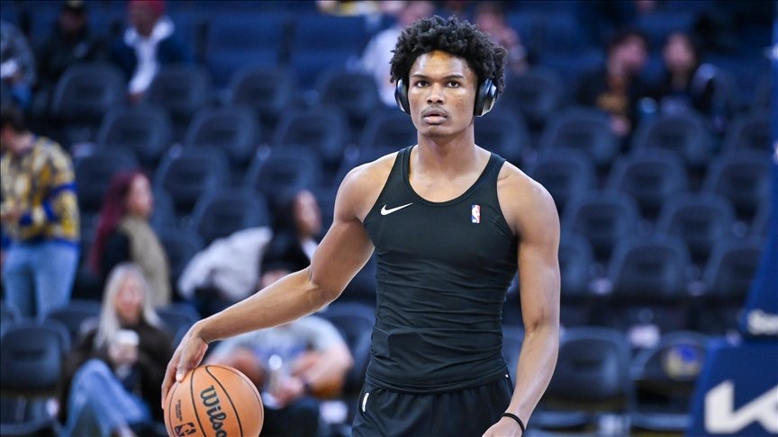 Amen Thompson guards Steph Curry in the playoffs—a defensive standout whose $40M net worth reflects his impressive two-season breakout.

