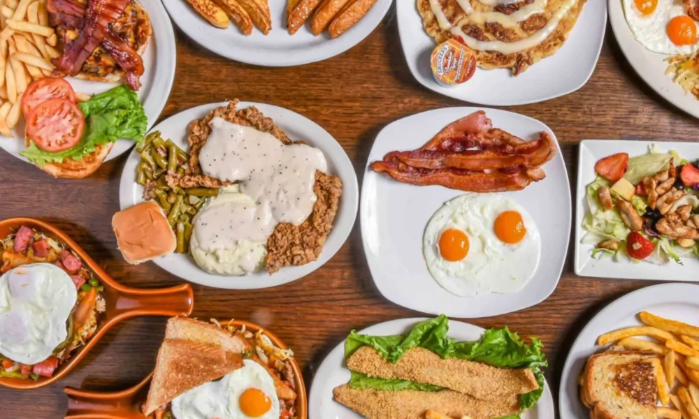A tempting spread of American favorites: pancakes, burgers, fries, BBQ ribs, and roast chicken — the taste of the USA from morning to night.