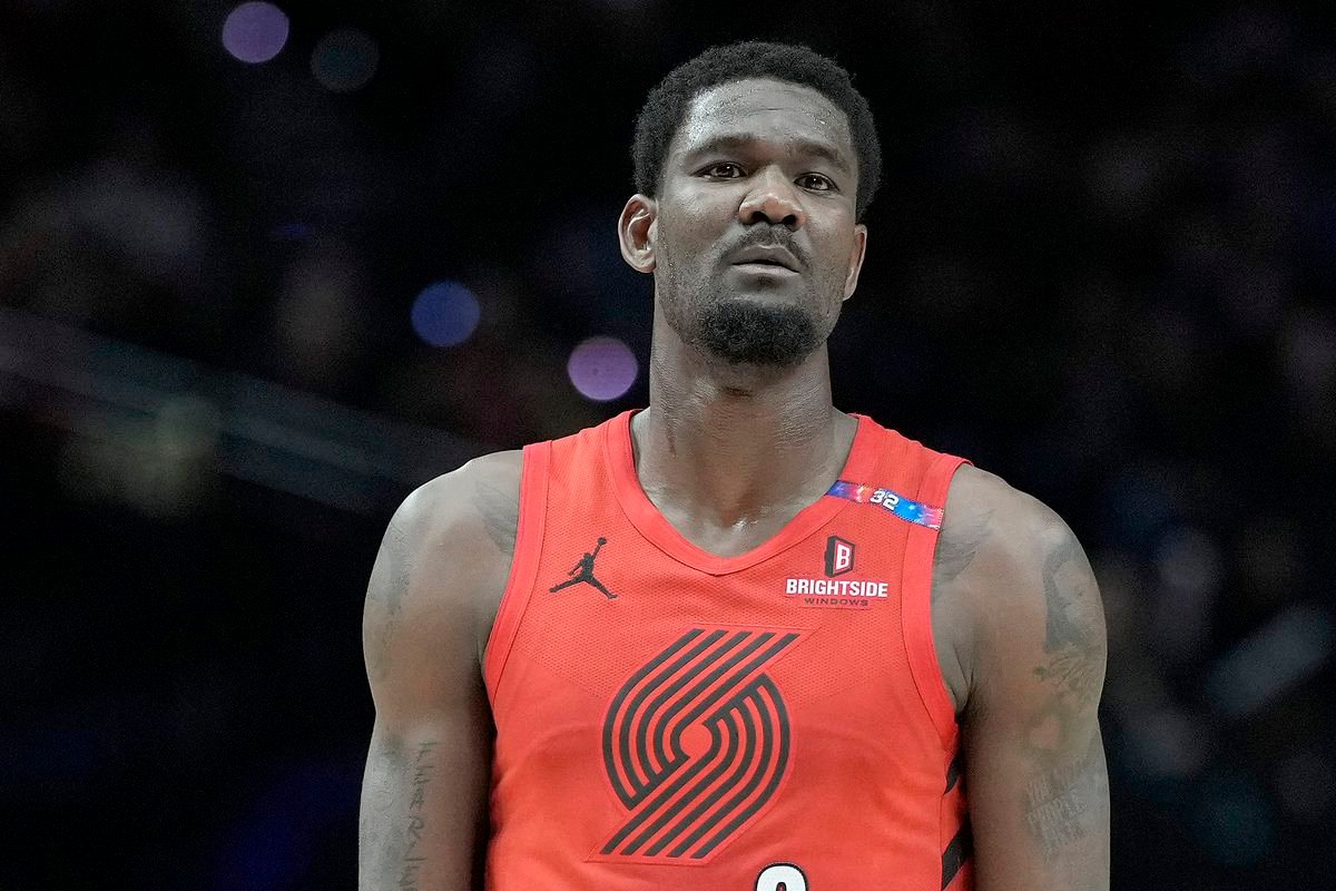 Deandre Ayton walks off the court during a Trail Blazers game—now a free agent, he eyes a new opportunity with a winning franchise.