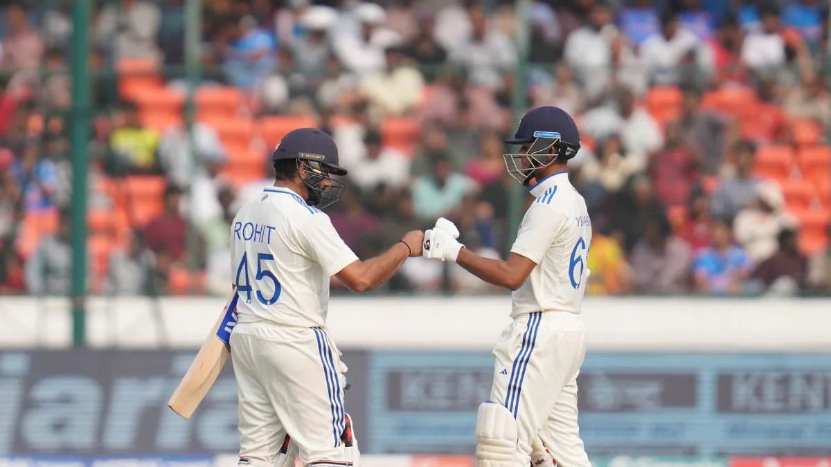 England’s Ben Duckett pulls one fiercely as India’s fielders watch on — a day of momentum swings at Edgbaston.