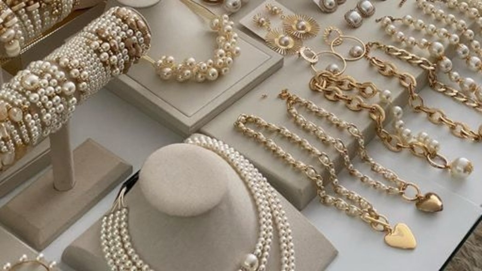 Supersized pearls are the must-have statement for 2025 — playful, rebellious, and dripping with modern attitude.