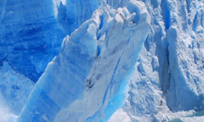 Edge_of_glacier_crashes_into_sea