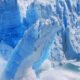 Edge_of_glacier_crashes_into_sea