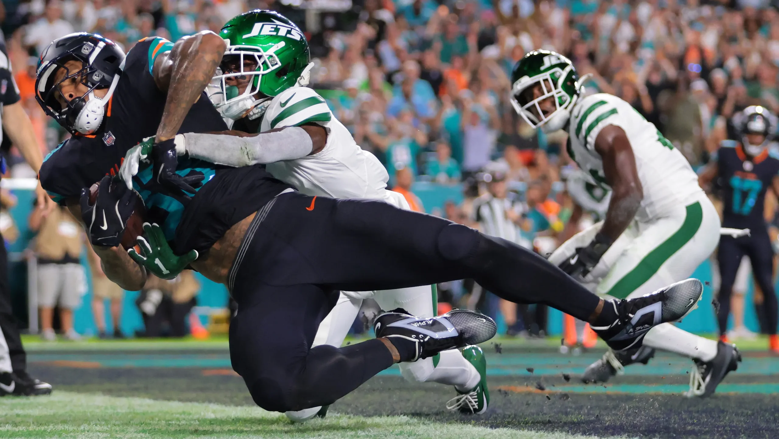 Jets vs Dolphins Monday Night: Darren Waller shines, Tyreek Hill suffers knee injury
