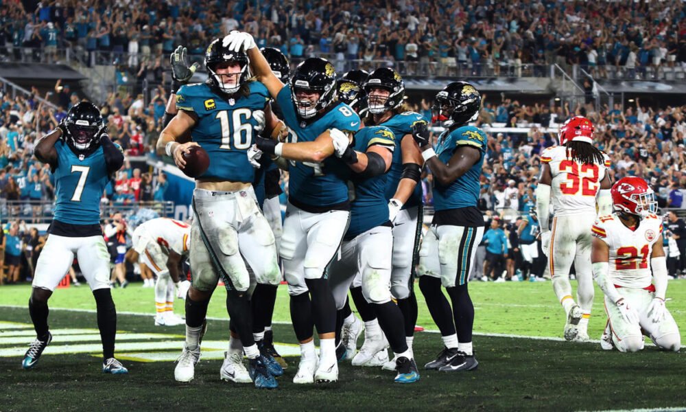 Jaguars Shock Chiefs 31-28: Trevor Lawrence’s Game-Winning Touchdown and Devin Lloyd’s Historic Interception