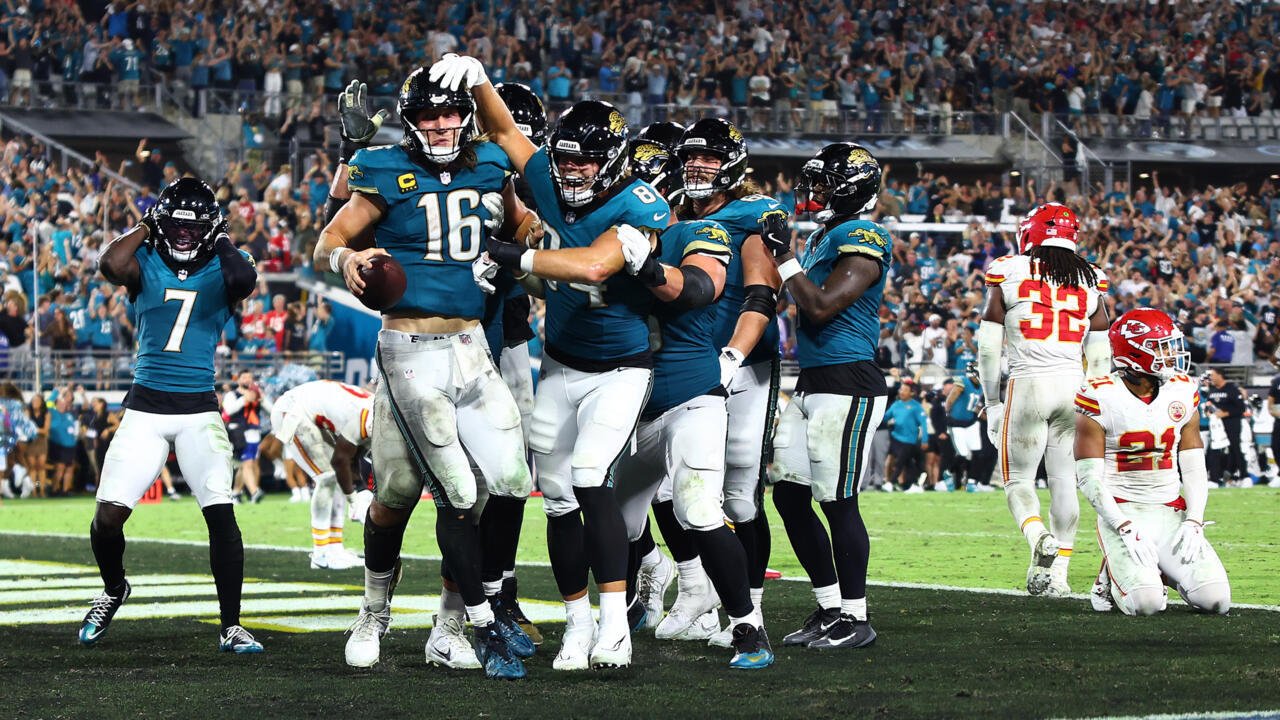 Jaguars Shock Chiefs 31-28: Trevor Lawrence’s Game-Winning Touchdown and Devin Lloyd’s Historic Interception