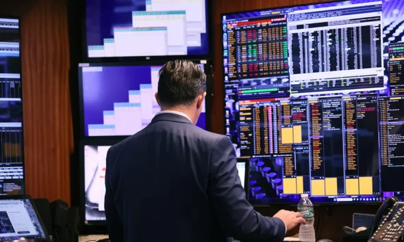 Wall Street Ends Mixed as Signs of U.S. Shutdown Progress Boost Late Gains