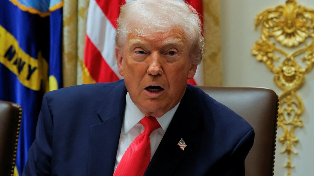 Trump Claims Tariffs Could Replace Income Taxes — Economists Say It’s “Impossible”