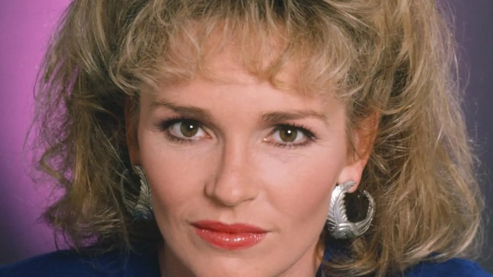 Nine Years After Carrie Fisher’s Death, Billie Lourd Says Her Mom “Still Lives On”… And It’s Through Joy