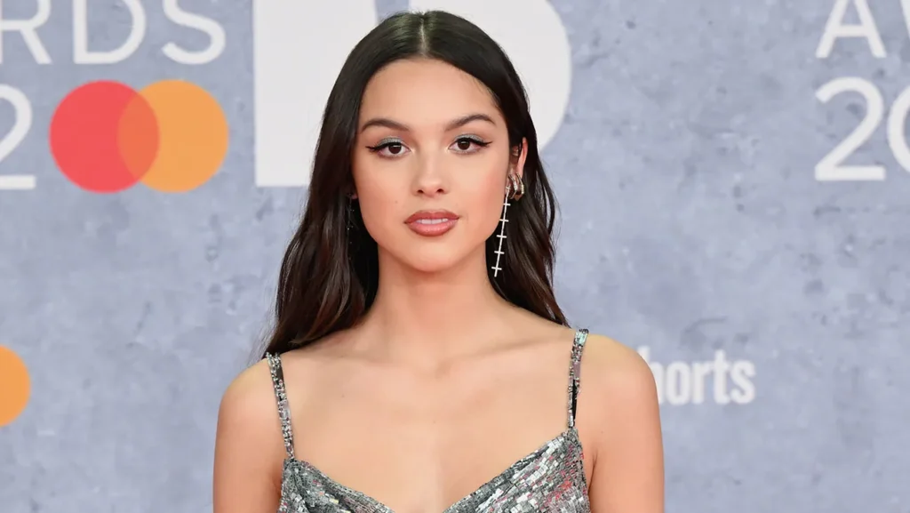 Olivia Rodrigo and Jacob Collier perform a stunning a cappella version of “I’ll Be Home for Christmas”