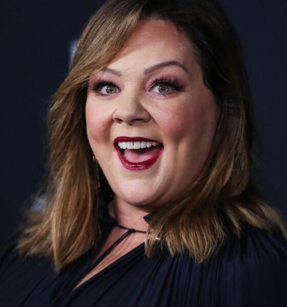 Melissa McCarthy Buried by Faux Blizzard in Hilarious SNL Holiday Monologue