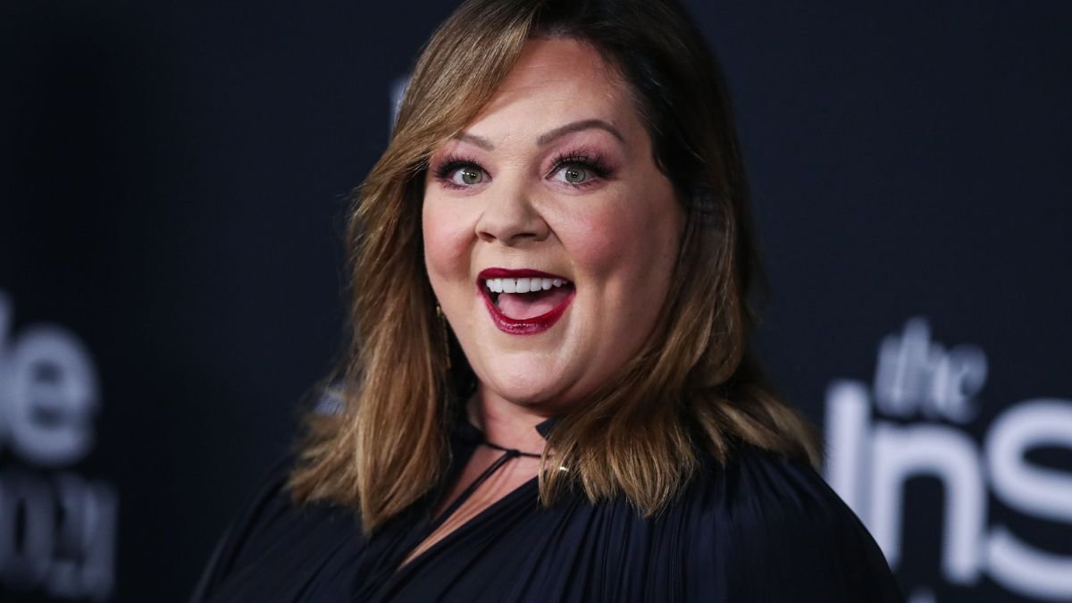 Melissa McCarthy Buried by Faux Blizzard in Hilarious SNL Holiday Monologue